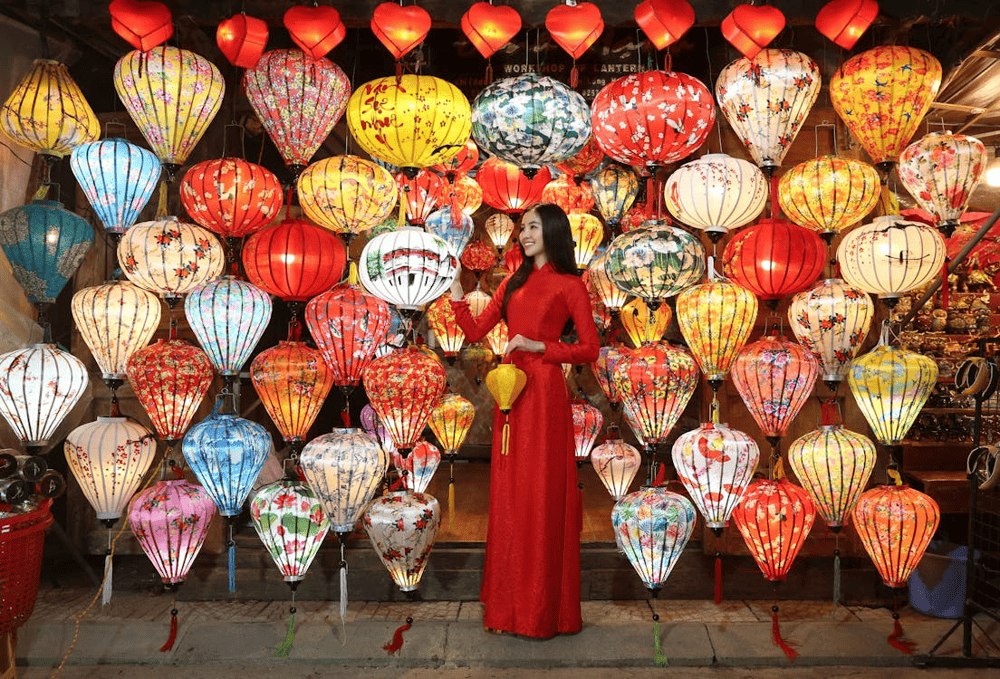 A beautiful shot with lanterns lighting up the background (Source: Pexels)